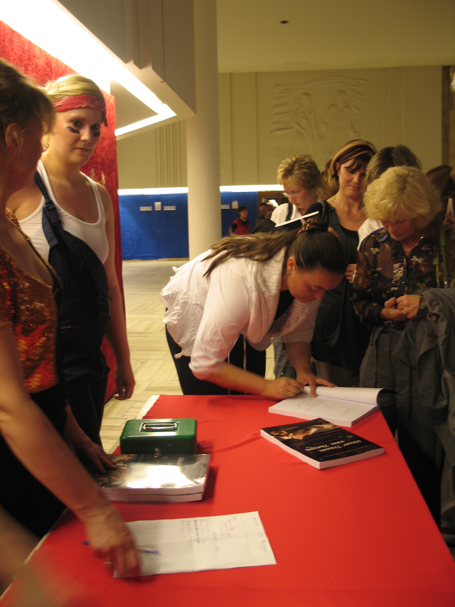 Schuljahresgala 2009: Signieren des Buches durch Simone Meuche und Dorothea Altmann